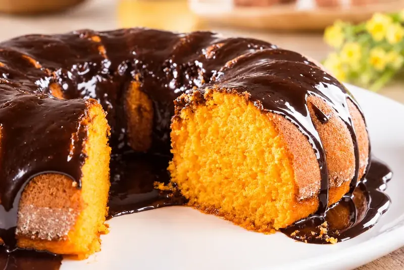Bolo de cenoura com cobertura